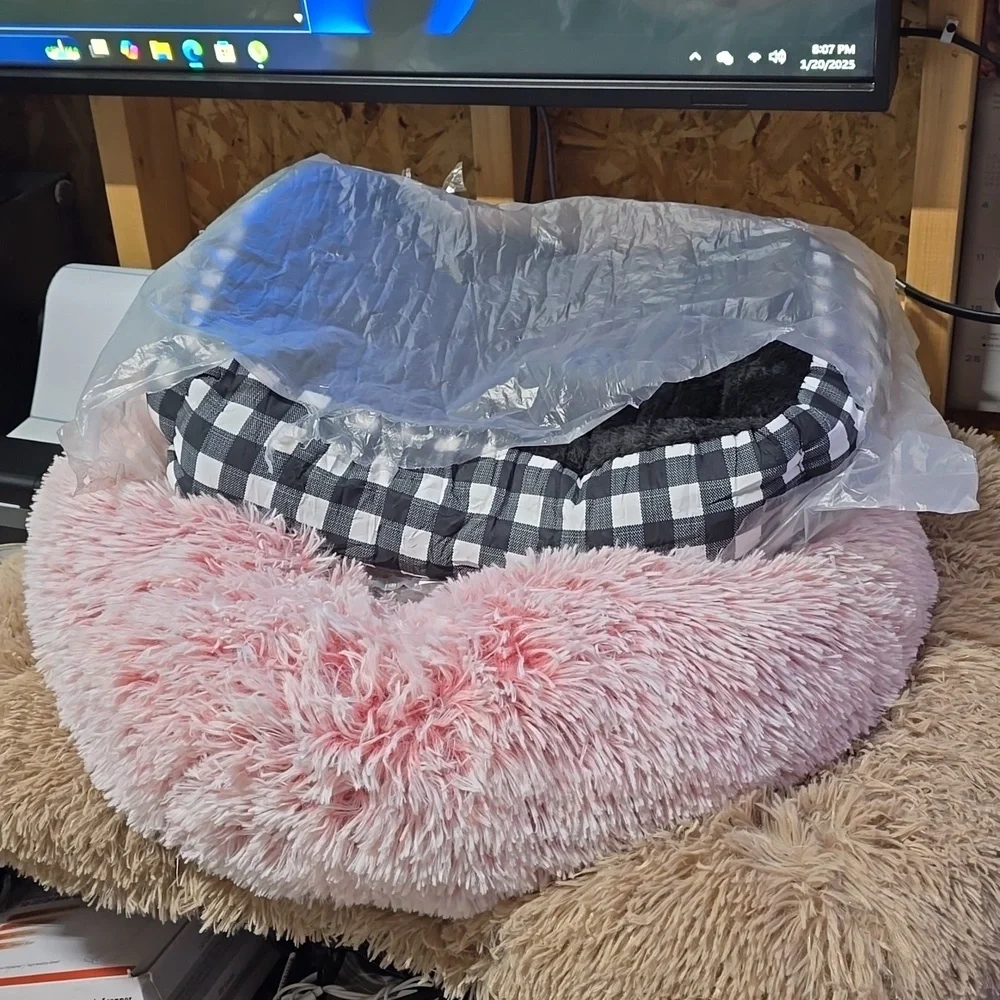 A2/Lot of three Pet Bedding